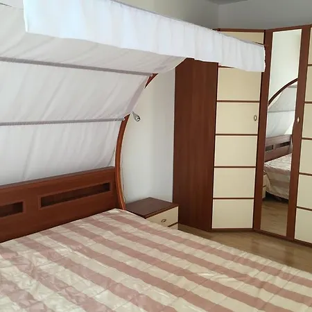 아파트 Apartment *